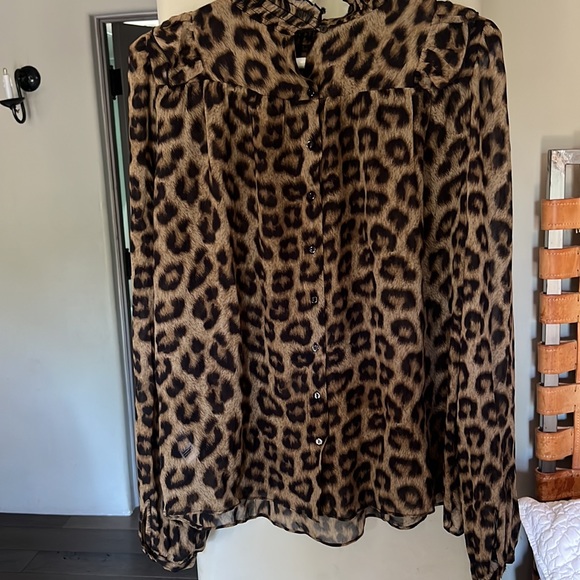Not Junior, size 3 women’s. Leopard print blouse - Picture 2 of 5